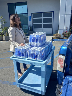 20220726_bottled-water-for-the-homeless